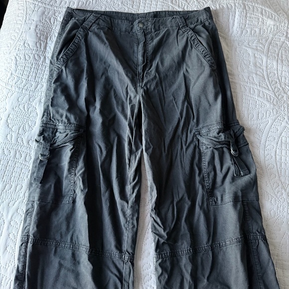 American Eagle | Dreamy Drape Super High Rise Baggy Wide Leg Cargo Jeans Black - Picture 2 of 6